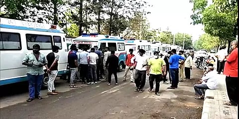 பெங்களூரூ: எரியூட்ட சடலத்துடன் நீண்ட வரிசையில் காத்திருக்கும் ஆம்புலன்ஸ்கள்