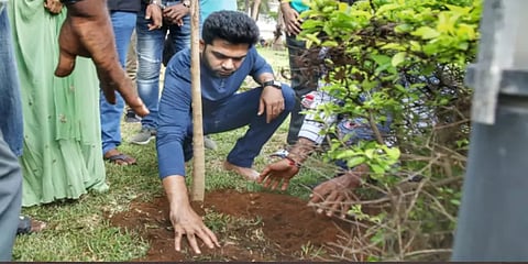 நடிகர் விவேக் நினைவாக 'மாநாடு’ படப்பிடிப்பில் மரக்கன்றுகளை நட்ட சிலம்பரசன்