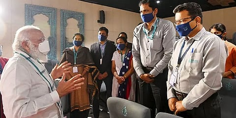 அமெரிக்க தடையால் இந்தியாவுக்கான தடுப்பூசி உற்பத்திக்கு பாதிப்பா? - ஒரு விரிவான பார்வை