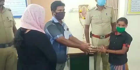 கீழே கிடந்த ரூ.58,000 பணத்தை உரியவரிடம் ஒப்படைத்த குப்பை சேகரிக்கும் பெண் தொழிலாளி!