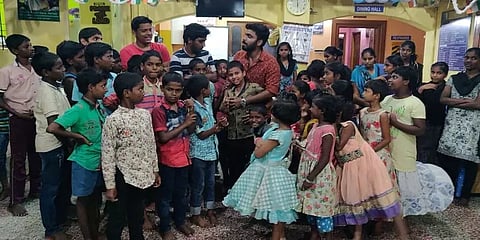 கவிதைக்கு 20 ரூபாய் - ஏழைகளின் பசியாற்றும் இன்ஸ்டாகிராம் இளைஞர்!