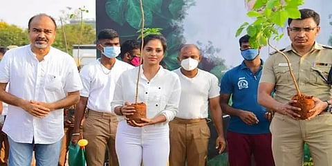 விவேக் நினைவாக 59 மரக்கன்றுகள் நட்டு வைத்த எஸ்பி அரவிந்தன், ரம்யா பாண்டியன்