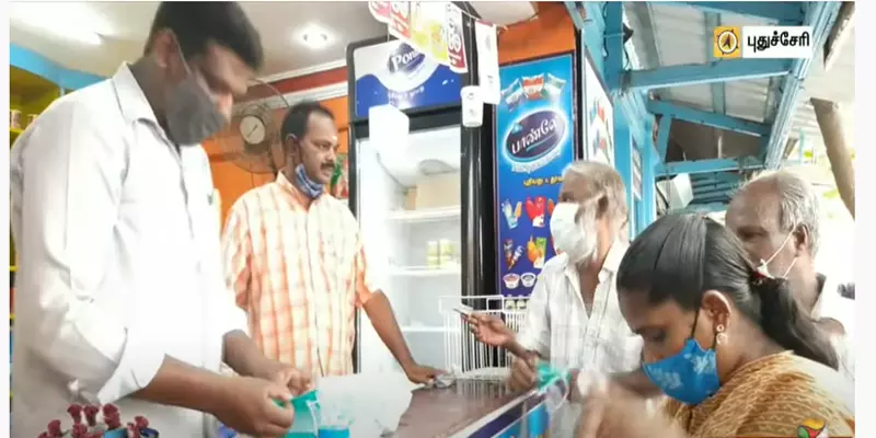 புதுச்சேரி: பால் வினியோகம் செய்யும் பூத்துகளில் ஒரு ரூபாய்க்கு ஒரு முகவசம் விற்பனை