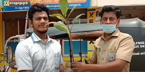 ராமநாதபுரம் : எம்பிஏ பட்டதாரியான ஆட்டோ ஓட்டுநருக்கு டாக்டர் பட்டம்