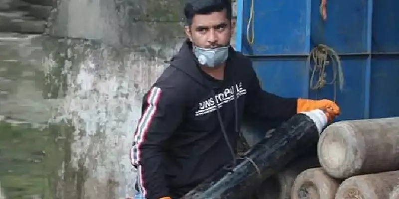 காரை விற்று மக்களுக்கு உதவி... மும்பையின் 'ஆக்சிஜன் மேன்' ஷாஹனாவாஸ்!