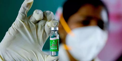 கோவிஷீல்டு விலை உயர்வு: கொரோனா தடுப்பூசி சந்தையில் பொதுமக்களுக்கு சுமையா? - ஒரு பார்வை