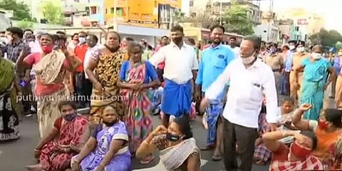 மெரினா கடற்கரையில் வெளிநபர்களுக்கு கடைகளை ஒதுக்க எதிர்ப்பு
