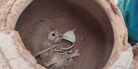 கீழடி அகழாய்வில் முதுமக்கள் தாழியுடன் மனித எலும்புக்கூடுகள் கண்டெடுப்பு!