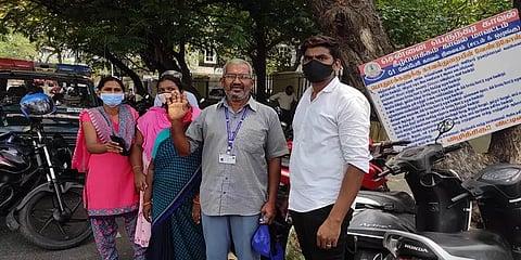 குப்பையில் கிடந்த நகைப்பையை காவலர்களிடம் ஒப்படைத்த துப்புரவு பணியாளர் - குவியும் பாராட்டு