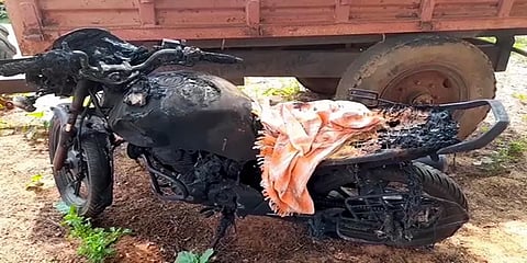 நெல்லை: மோட்டார் சைக்கிள்கள் மோதி கொண்டு தீ பிடித்த விபத்தில் இருவர் உயிரிழப்பு