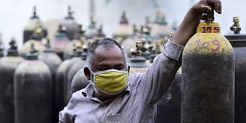 ஆக்சிஜன் பற்றாக்குறையால் திணறும் டெல்லி: அதிர்வூட்டும் பின்புலமும் கள நிலவரமும்!
