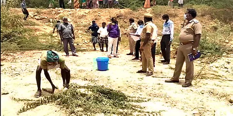 அரியலூர்: பிறந்த இரட்டை குழந்தைகளை மண்ணில் புதைத்த கொடூரம் - உடலை தோண்டி போலீசார் விசாரணை