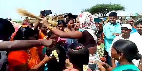 கிருஷ்ணகிரி: துரியோதனன் படுகளம் விழா- துடப்பத்தால் அடிவாங்கி கிராம மக்கள் நேர்த்திக் கடன்