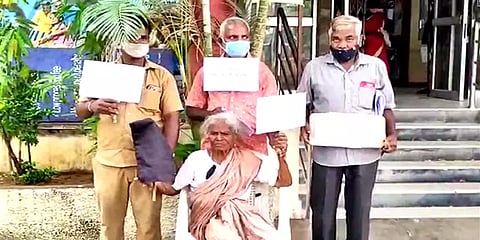 ராணிப்பேட்டை: வங்கி முன்பு ராணுவ வீரரின் 98 வயது மனைவி போராட்டம்