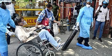 லட்சங்களில் கட்டணம்... ஆக்சிஜன் இல்லை...- டெல்லி தனியார் மருத்துவமனைகளில் நடப்பது என்ன?