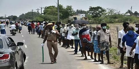 நாளை முழு ஊரடங்கு என்பதால் டாஸ்மாக் கடைகளில் குவிந்த கூட்டம்!