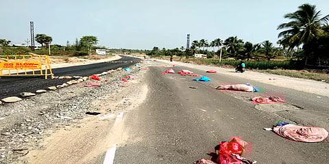 கிருஷ்ணகிரி: சாலையில் கொரோனா மருத்துவ கழிவுகள்; அச்சத்தில் மக்கள்