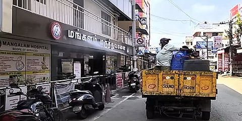 ஊரடங்கை பயன்படுத்தி கிருமி நாசினி தெளிக்கும் பணியில் ஈடுபட்டுள்ள பூந்தமல்லி நகராட்சி