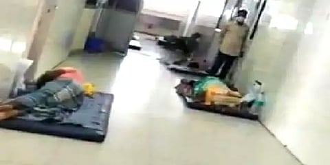 திருவள்ளூர்: படுக்கை வசதி இல்லததால் கொரோனா நோயாளிகளை தரையில் படுக்க வைப்பதாக புகார்!