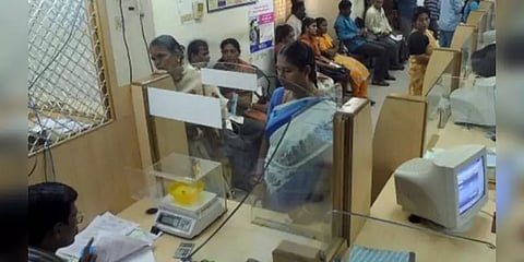 கொரோனா பரவல்: இன்று முதல் தமிழகத்தில் வங்கிச் சேவை நேரம் குறைப்பு