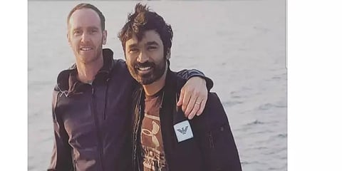 ’தி க்ரே மேன்’ படப்பிடிப்பு தளத்தில் உற்சாமுடன் தனுஷ்; வைரல் புகைப்படங்கள்!