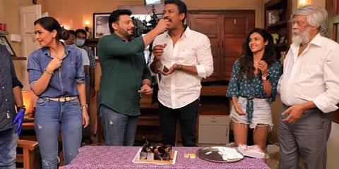 ’அந்தகன்’ படக்குழுவினருடன் பிறந்தநாளை கேக் வெட்டிக் கொண்டாடிய சமுத்திரகனி!