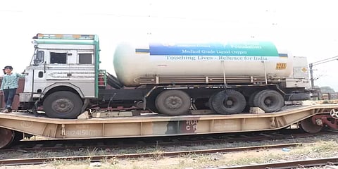 குஜராத்தில் இருந்து முதல் ஆக்சிஜன் எக்ஸ்பிரஸ் ரயில் மும்பை வந்தடைந்தது!