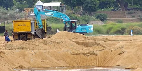 மணல் கடத்தலுக்கு உடந்தை: ஆவின் மேலாளர்  உள்ளிட்ட 19 பேர் மீது வழக்குப்பதிவு