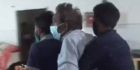 ஜார்க்கண்ட்: ஸ்ட்ரெச்சர் இல்லாததால் பைக்கில் நோயாளியை அழைத்து செல்லும் அவலம் - வீடியோ