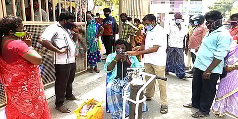 தருமபுரி: கொரோனா பரிசோதனை கூட்ட நெரிசலில் மயங்கி விழுந்தவருக்கு ஆக்சிஜன் வைத்து சிகிச்சை