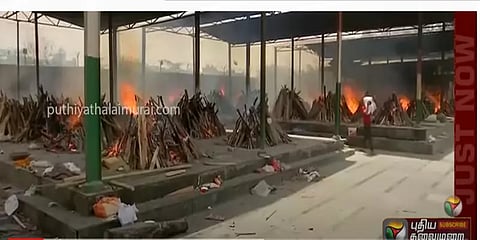 டெல்லியில் எரிந்துகொண்டே இருக்கும் சுடுகாடுகள்; டோக்கன் பெற்று காத்திருக்கும் உறவினர்கள்!