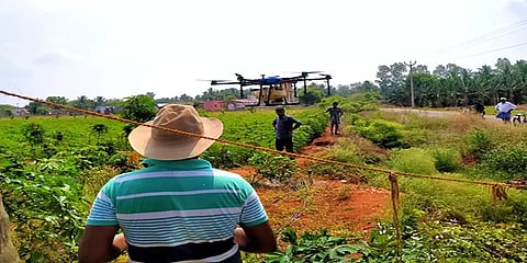 நாமக்கல்: ட்ரோன் மூலம் மருந்து தெளிப்பதால் நேரமும் செலவும் குறைவதாக விவசாயிகள் கருத்து