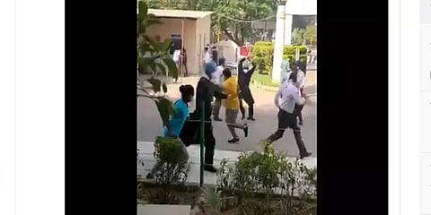 டெல்லி: படுக்கைக்காக காத்திருந்த மூதாட்டி உயிரிழப்பு; மருத்துவமனையில் உறவினர்கள் வன்முறை!