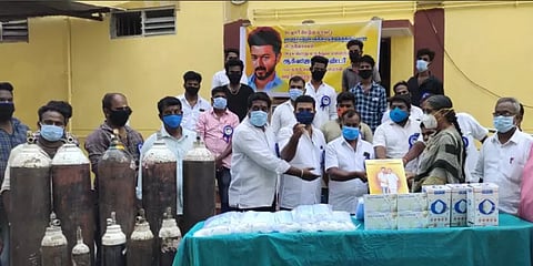 விருத்தாச்சலம் அரசு மருத்துவமனைக்கு ஆக்சிஜன் சிலிண்டர்கள் அளித்த விஜய் மக்கள் இயக்கத்தினர்
