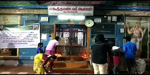 கூவாகம் கூத்தாண்டவர் கோயில் திருவிழா ரத்து: நேரில் சென்று வழிபாடு செய்த திருநங்கைகள்