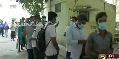 கீழ்ப்பாக்கம் மருத்துக்கல்லூரி வளாகத்தில் ரெம்டெசிவிர் மருந்துக்காக காத்திருக்கும் மக்கள்