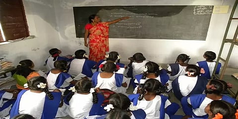 மே 1 முதல் ஆசிரியர்கள் பள்ளிக்கு வரத்தேவையில்லை - பள்ளிக் கல்வி இயக்குநர்