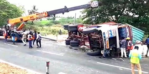 சாலையில் கவிழ்ந்த லாரியில் இருந்து ஆறாக ஓடிய எண்ணெய்: குடம், வாளியில் அள்ளிச் சென்ற மக்கள்