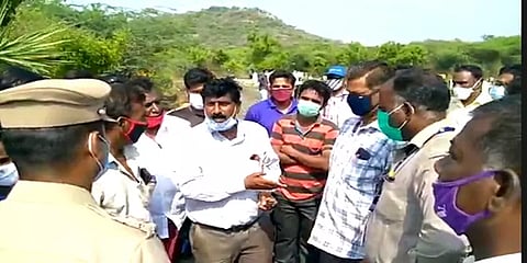 கொரோனா மரணம்: சடலத்தை புதைக்க எதிர்ப்பு தெரிவித்து விரட்டியடித்த ஊர் மக்கள்