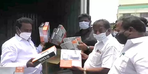 திருவள்ளூர்: வாக்கு எண்ணும் மையத்திற்கு வாகனத்தில் வந்த வைஃபை கருவிகளால் பரபரப்பு