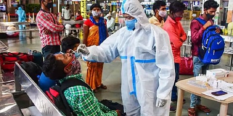 கொரோனா பாதிப்பு, இறப்பு, தடுப்பூசி செலுத்துதல்- முன்னிலையில் உள்ள 10 மாநிலங்களில் தொகுப்பு