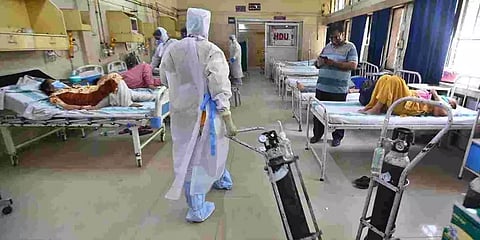 கொரோனாவால் பாதிக்கப்பட்ட டெல்லி பெண் நீதிபதி வென்டிலேட்டர் வசதி கிடைக்காமல் அவதி!