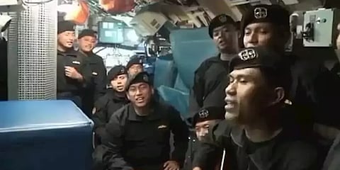 கப்பல் மூழ்குவதற்கு முன்பு வீரர்கள் கடைசியாக பாடிய பாடல்: சோகத்துடன் பகிரப்படும் வீடியோ!