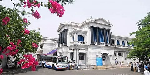 மே 1ல் ஊரடங்கு அவசியமில்லை; மே 2ல் வழக்கம்போல் ஊரடங்கு அமல்: ஐகோர்ட்டில் தமிழக அரசு தகவல்