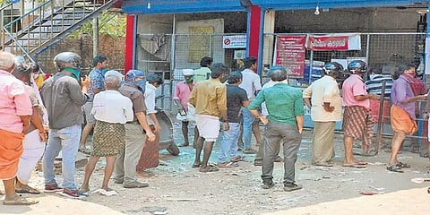 கொரோனா பரவலால் கேரளாவில் மதுக்கடைகள் மூடல் : தமிழக எல்லை கடைகளில் அலைமோதும் கூட்டம்!