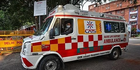 ஆம்புலன்ஸ் ஓட்டுநர்களை பின்தொடரும் கொரோனா: கையறு நிலையில் டெல்லி ஆம்புலன்ஸ் சேவை