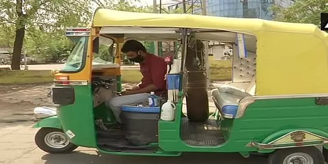 ம.பி: மனைவியின் நகைகளை விற்று ஆட்டோவை ஆம்புலன்ஸாக மாற்றிய ஓட்டுநர்