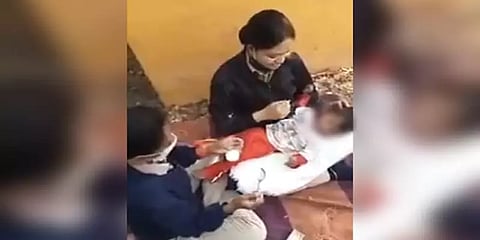 இறந்த தாயின் உடலருகே 2 நாட்களாக பட்டினி கிடந்த குழந்தை: மனிதநேயமிக்க போலீஸின் செயல்!