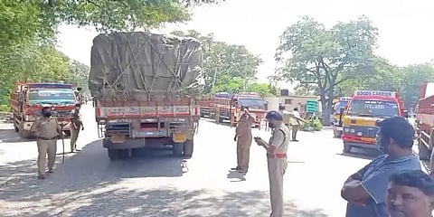 கர்நாடகா - தமிழக எல்லை: திம்பம் சோதனைச்சாவடியில் நுழைவுக்கட்டணம் ரத்து