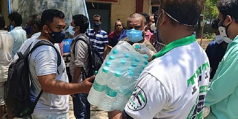 ரெம்டெசிவிருக்கு காத்துக்கிடக்கும் மக்கள்: தண்ணீர் வழங்கி தாகம் தீர்க்கும் தன்னார்வலர்கள்